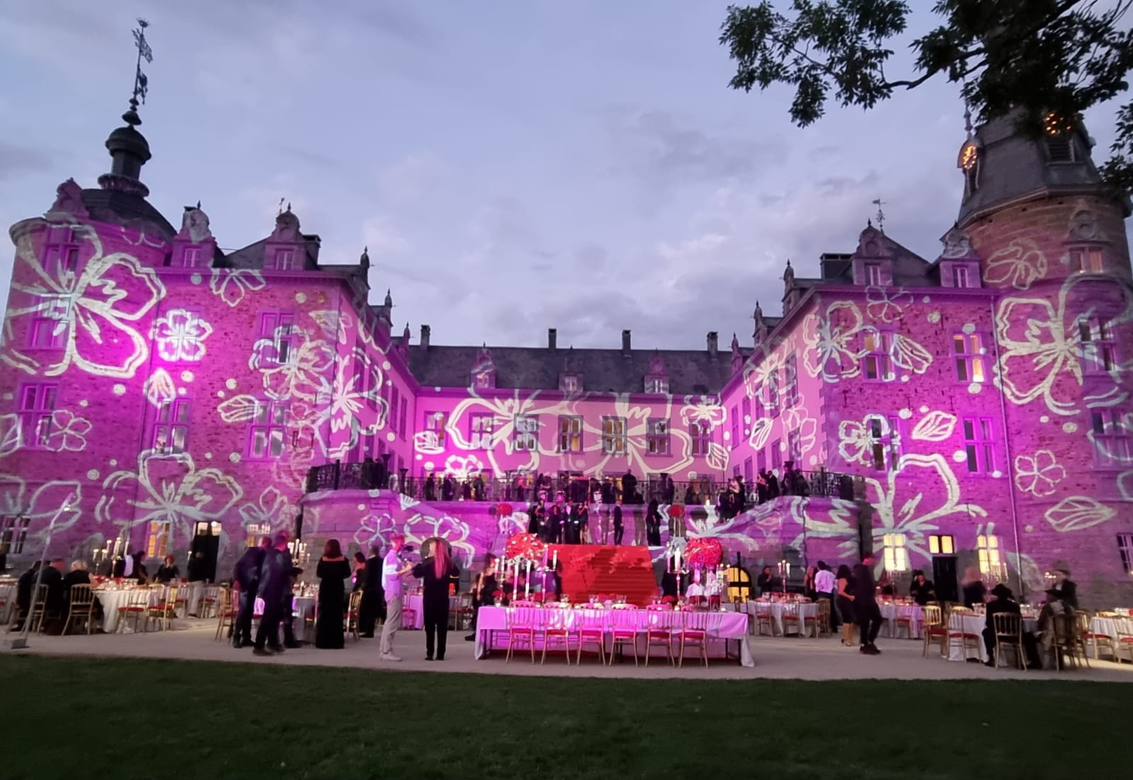 Réalisation Ref 6927031fa2bf43.52453283 - LENIGHT : organisation, installation, animation de soirée et ambiance club