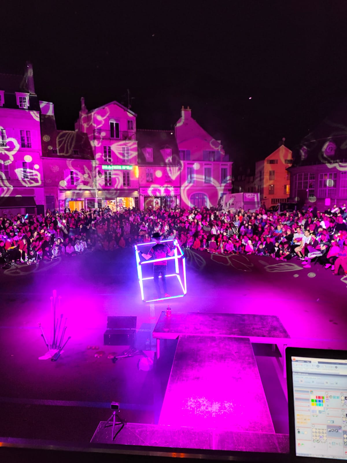 Réalisation Ref 6927059f5bfa94.14636154 - LENIGHT : organisation, installation, animation de soirée et ambiance club