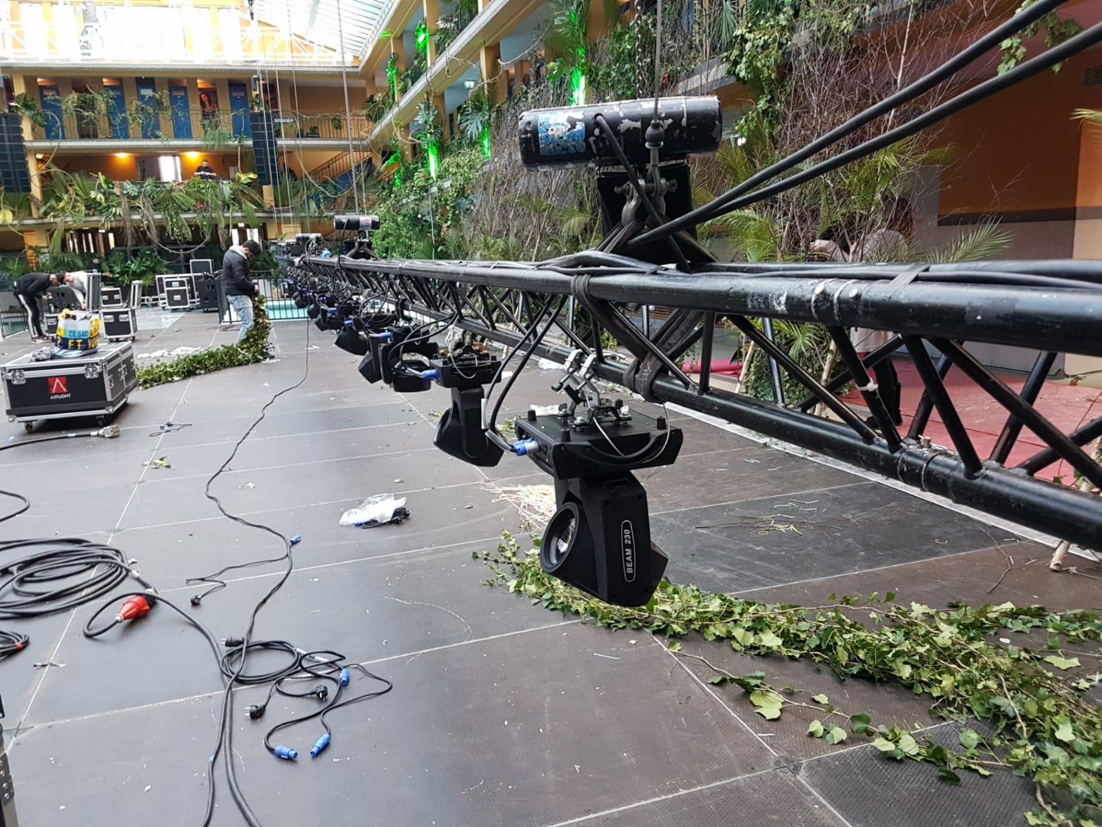 Réalisation Ref 692706b56cf812.93721196 - LENIGHT : organisation, installation, animation de soirée et ambiance club