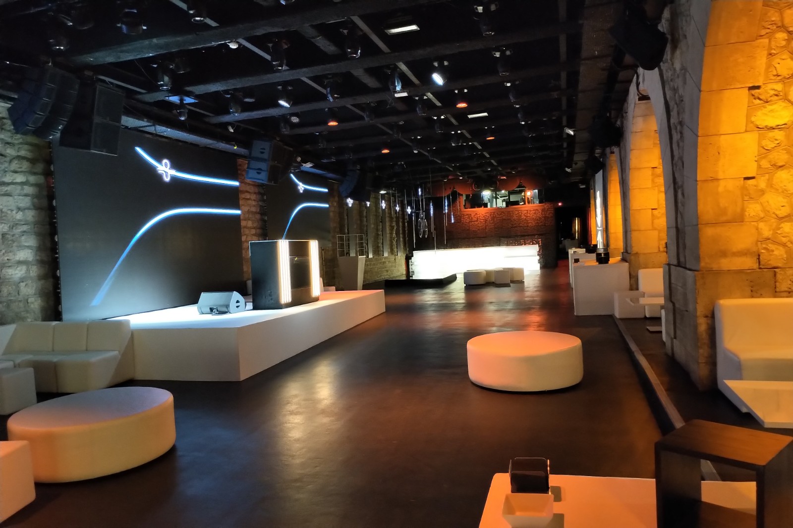 Réalisation Ref 692706f1ef5a85.98911540 - LENIGHT : organisation, installation, animation de soirée et ambiance club