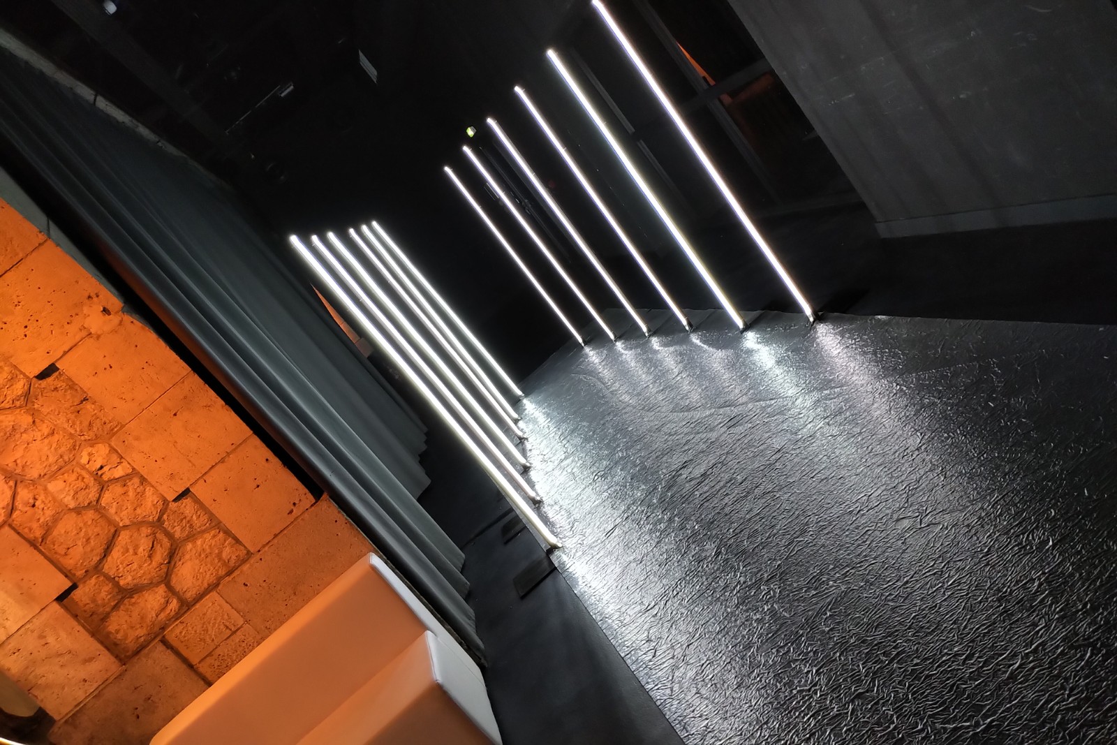 Réalisation Ref 692706f1efc9e6.42630939 - LENIGHT : organisation, installation, animation de soirée et ambiance club